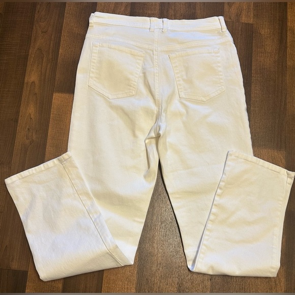 Gloria Vanderbilt White Straight Leg Jeans - Picture 2 of 11